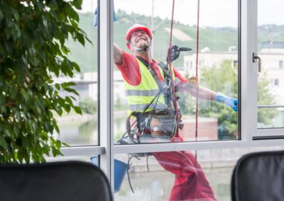 Glasreinigung Gebäudekletterer